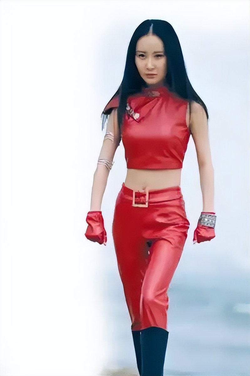 紧身制服别硬穿,曲线差异很明显,有的飒爽,有的是来搞笑的吧