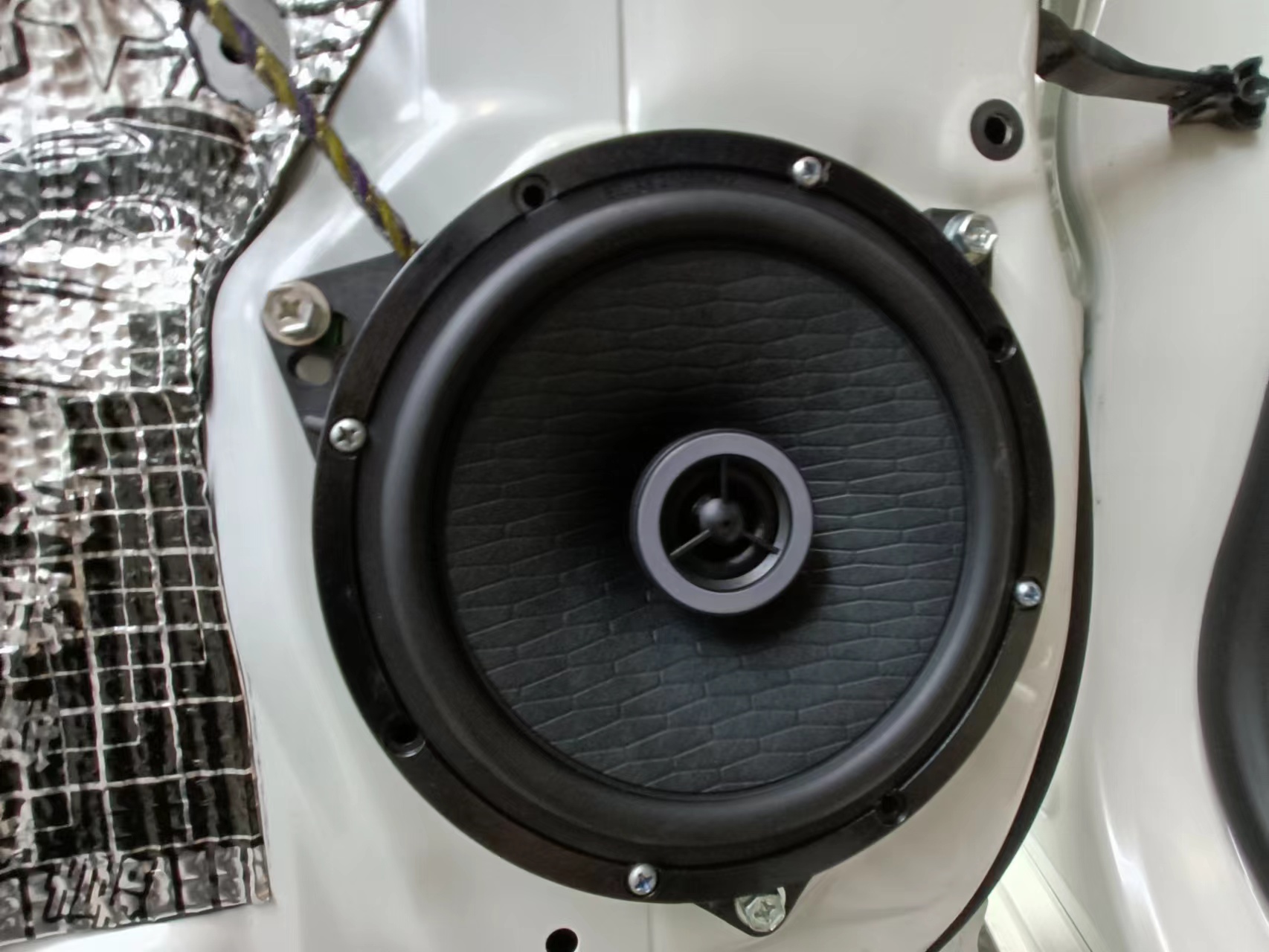 外硬内柔享乐极致悦感-西安上尚丰田酷路泽全车音响升级