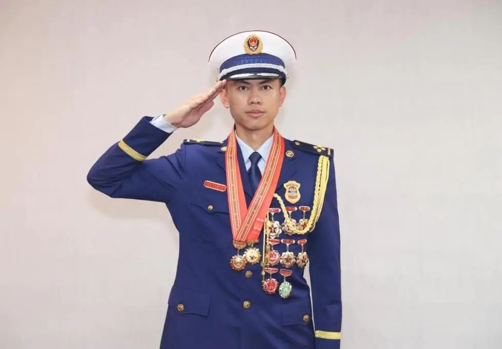 央视表扬的警察,央视致敬公安楷模