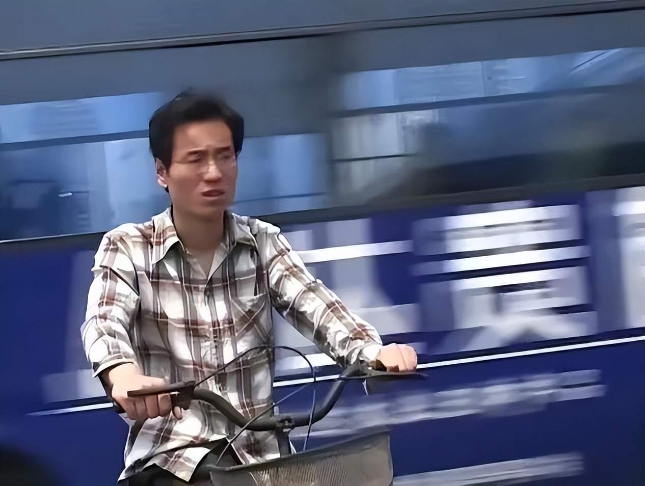 农村出身的大学生出路在哪里,穷人家大专生的前途在哪