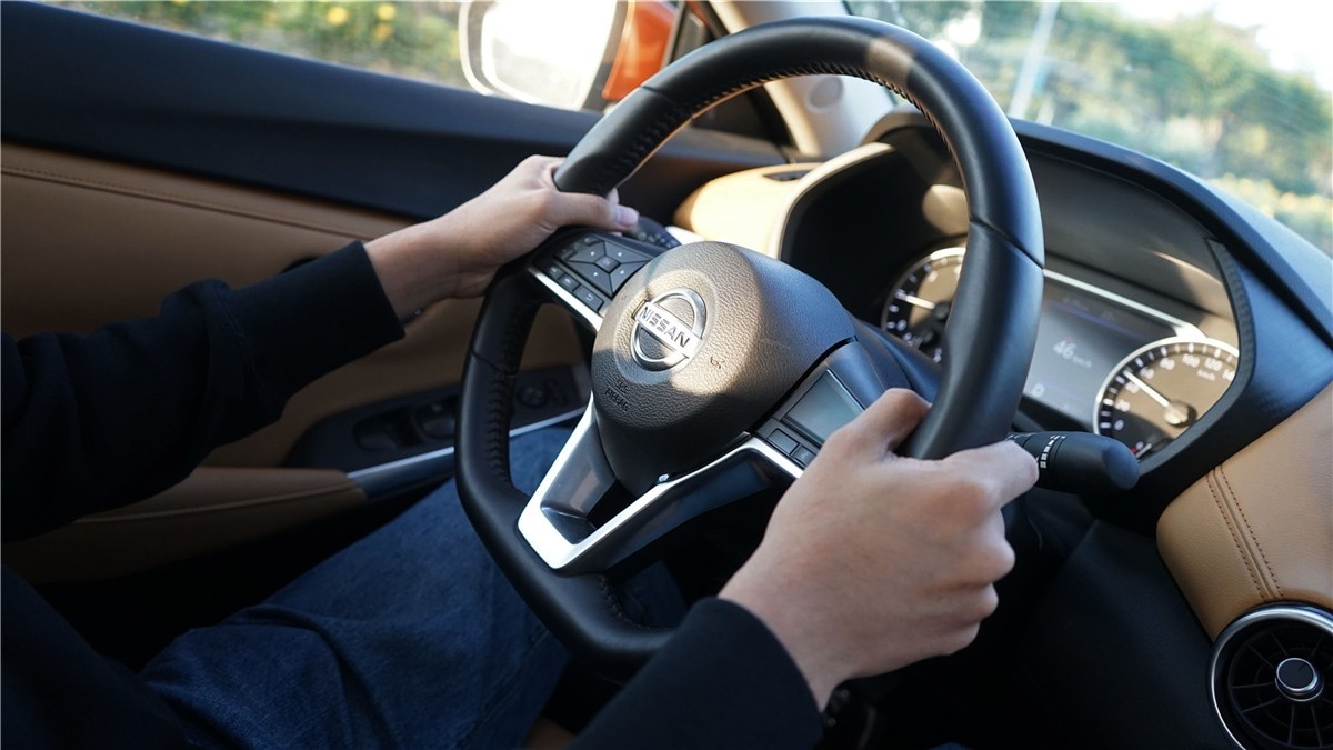 车上亮的八种灯请注意停车,车上这几种灯亮起赶紧停车检查