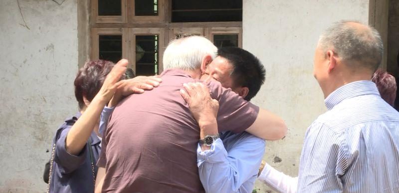 荷兰78岁老人杰克寻亲完整版,荷兰老人跨国寻亲亲人痛哭