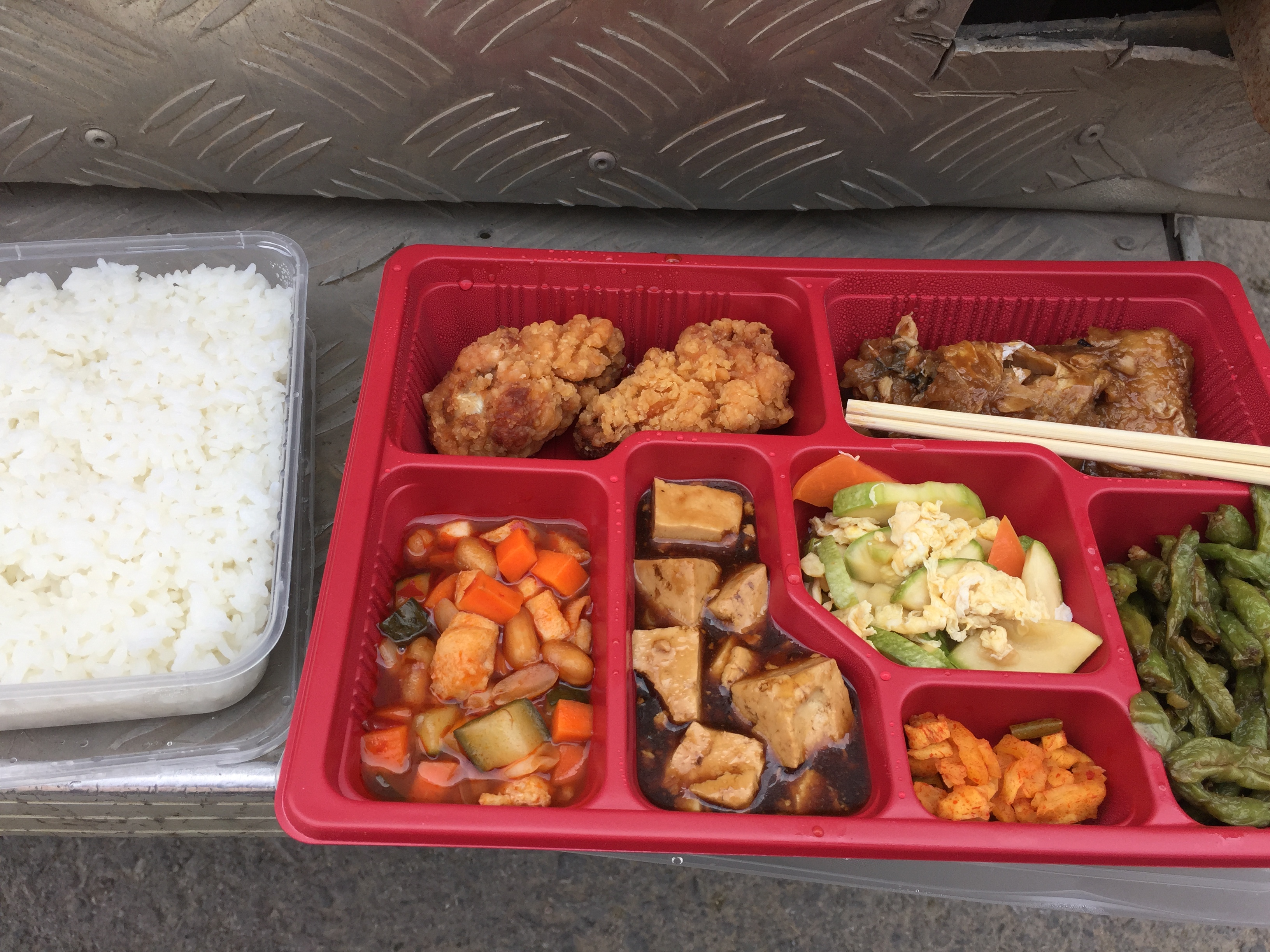 剧组拍戏领的盒饭一天只有35元,剧组盒饭拍戏现场