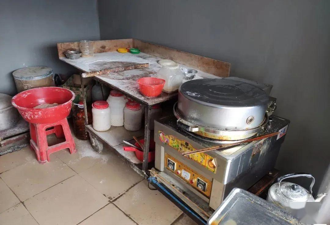 男子腹痛难忍夹出8条活虫,阴虱会寄生人体其他部位吗