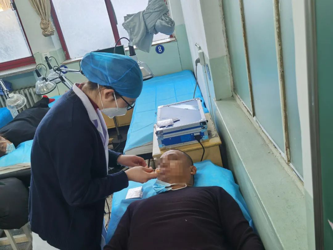 一附属哪个医生针灸治面瘫比较好,中医院针灸科治面瘫谁好