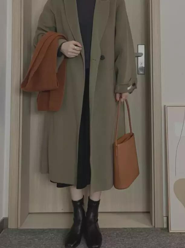 上了年纪的女人少穿这3种羽绒服,上了年纪的女装运动鞋