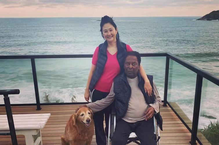 球王贝利老婆写真,球王贝利晒与日本老婆合照