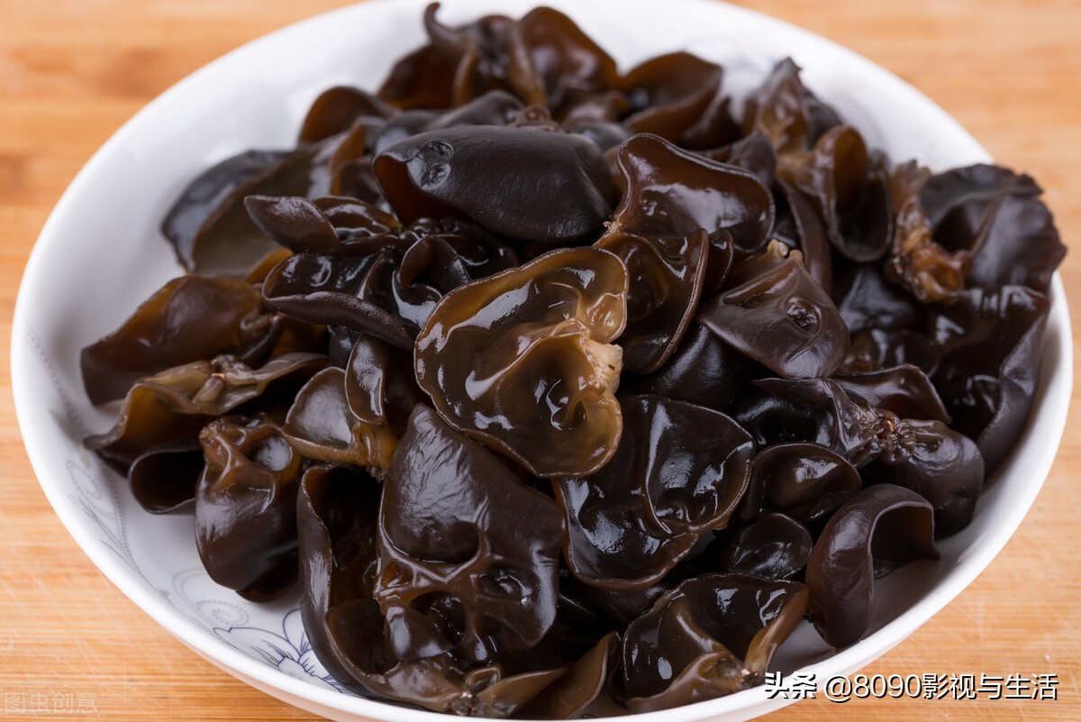 它常生长在石头上无根无叶，蛋白质高过银耳，下雨就有采摘