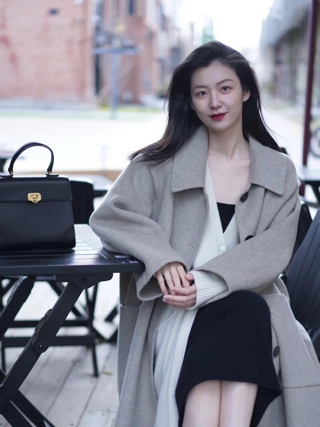 气质时髦女神就靠冬日温暖针织衫,有品位女人衣服