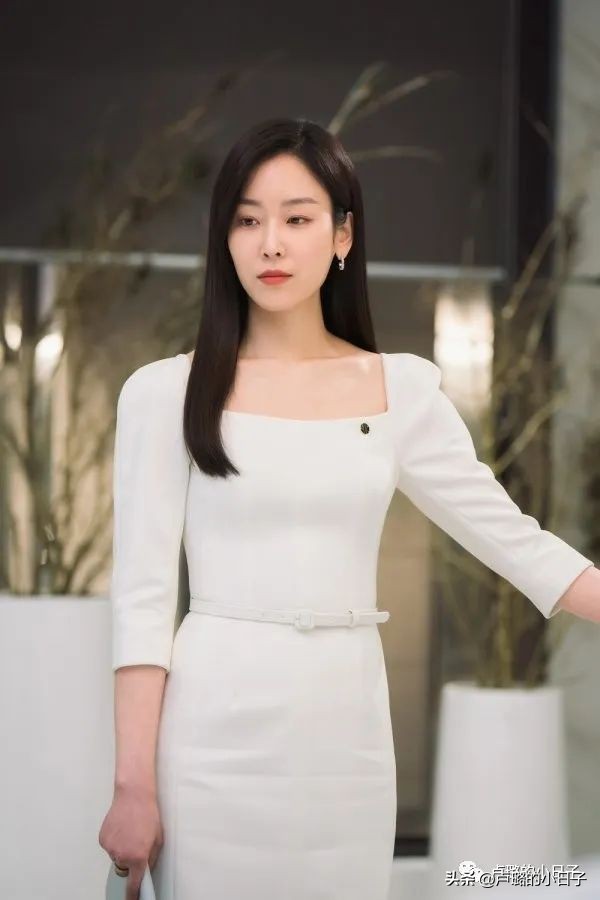 被渣男逼到流产差点自杀，从剧中穿搭就能看出女主复仇的野心