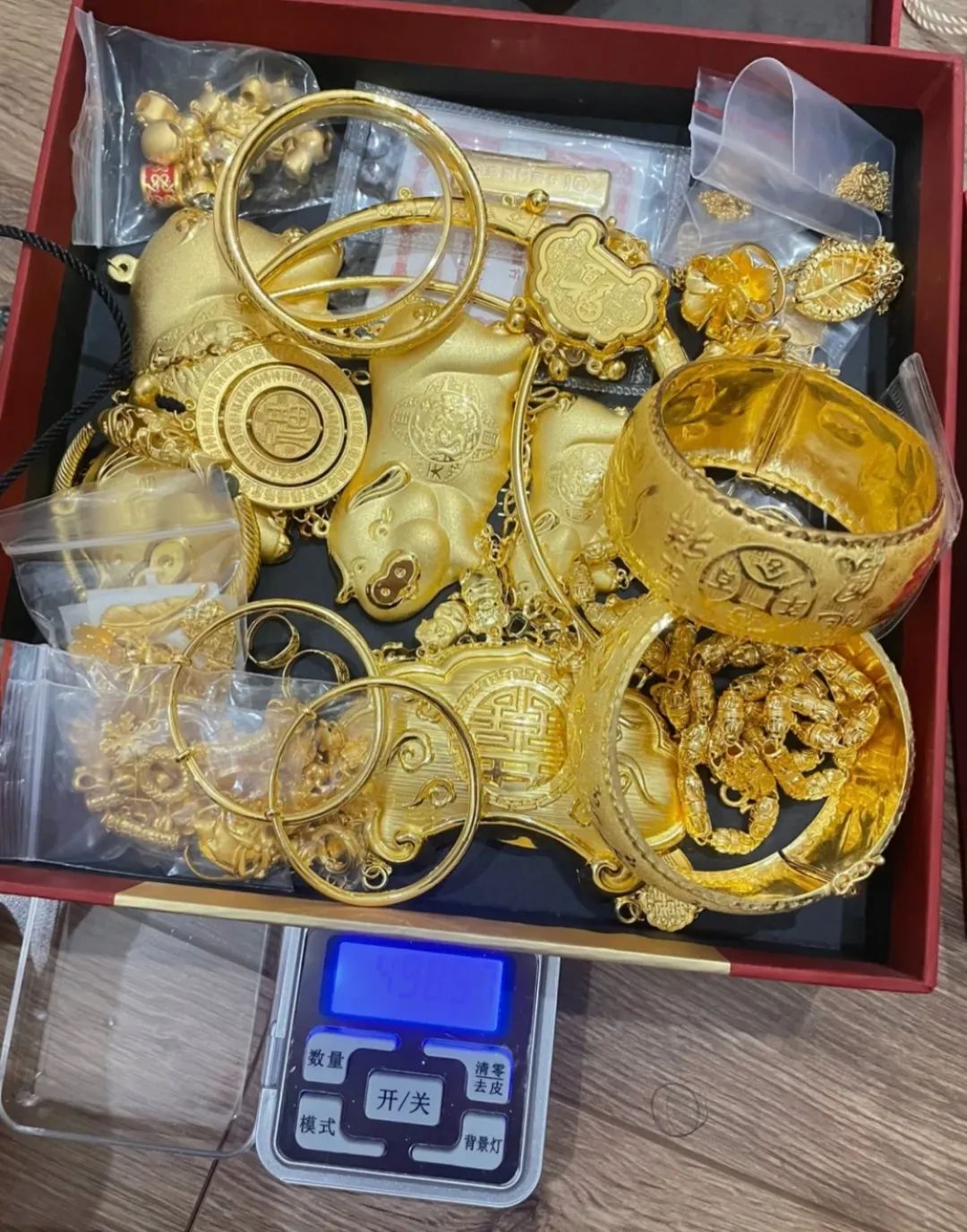 年轻人正在疯狂购买黄金,年轻人掀起淘金热