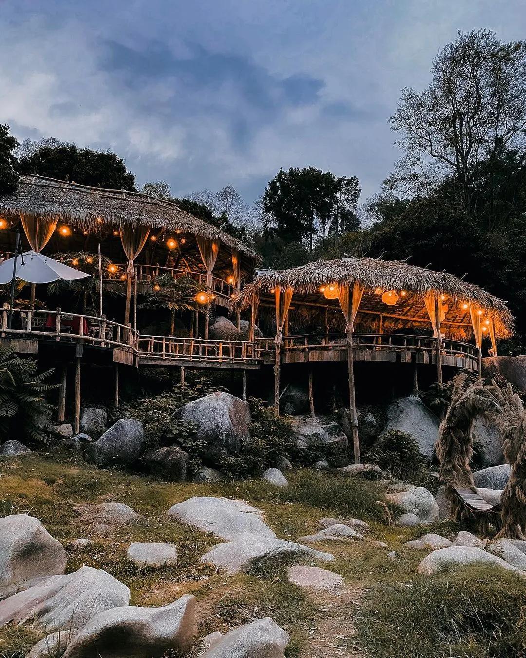 StayWildCafe在清迈瀑布附近设有木制小屋，非常适合逃离城市