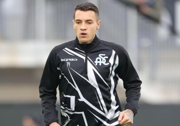 22岁波兰后防帝星闪耀世界杯，6大豪强争相抢购，却惨遭枪手截胡