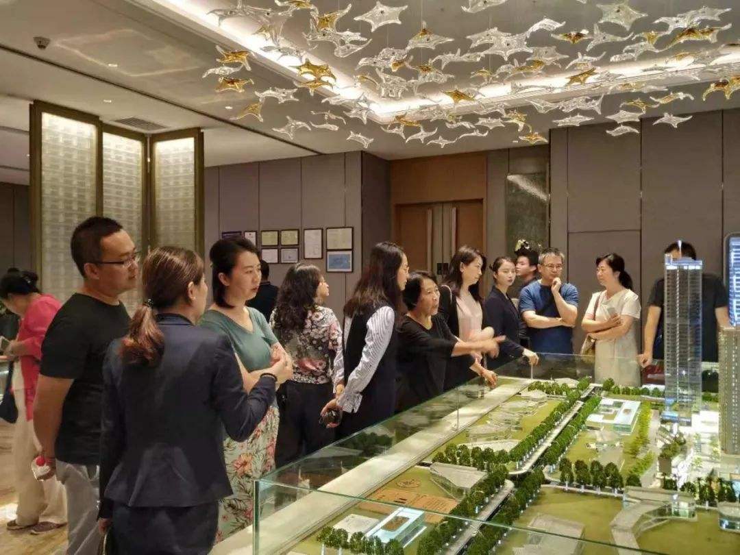 售楼处漂亮的女人,为什么售楼处多是漂亮女生