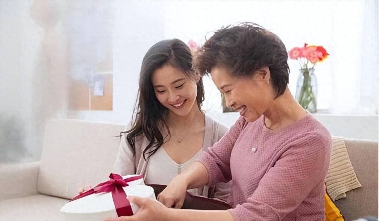 儿媳眨眼逼我说退休金只有3000，亲家跟我不一样