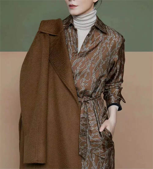 黑色大衣的配色技巧,咖啡色的大衣怎样配色