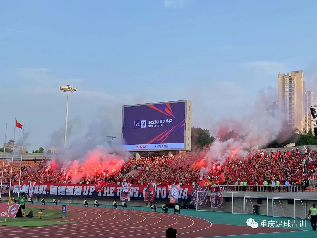 铜梁龙球场实拍,重庆铜梁龙体育场火爆场面