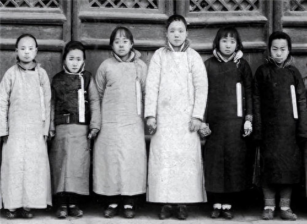 女子身着日本侵华军装露脸,女子穿日军军服拍照被抓