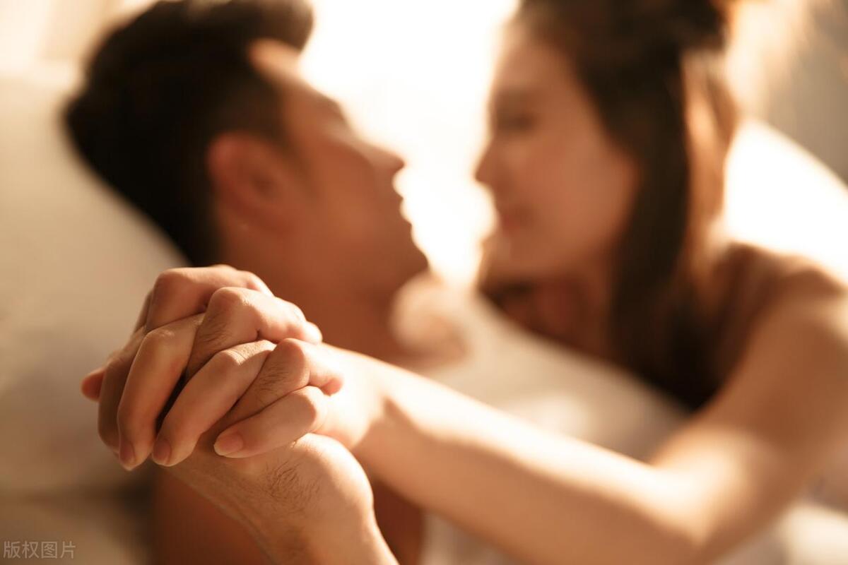 我偷看小电影，被母亲无意发现我双腿不自觉加紧，怀疑我被欺负了