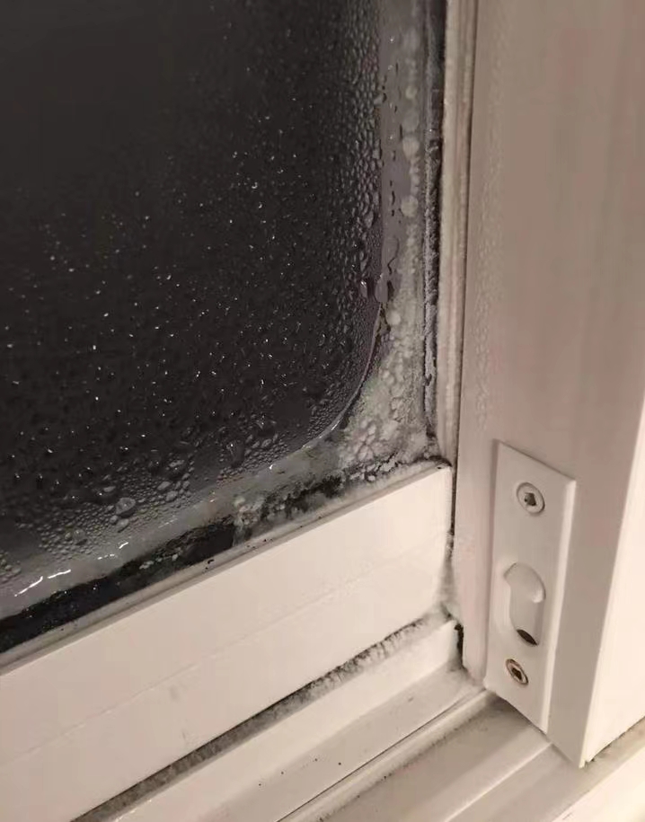 断桥玻璃结霜,假断桥冬天室内结霜