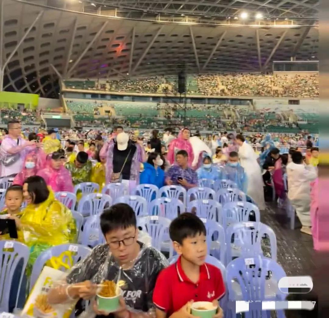 汪峰演唱会现场翻车再上热搜,汪峰深圳演唱会大排档