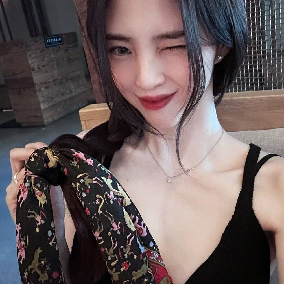 韩素希同款黑色连衣裙 (韩素希黄色连衣裙)