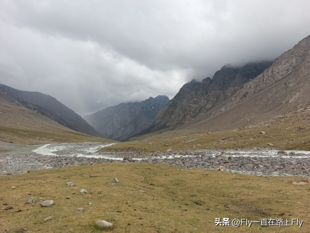 穿越博格达峰脚下冰湖之旅,徒步穿越新疆博格达峰