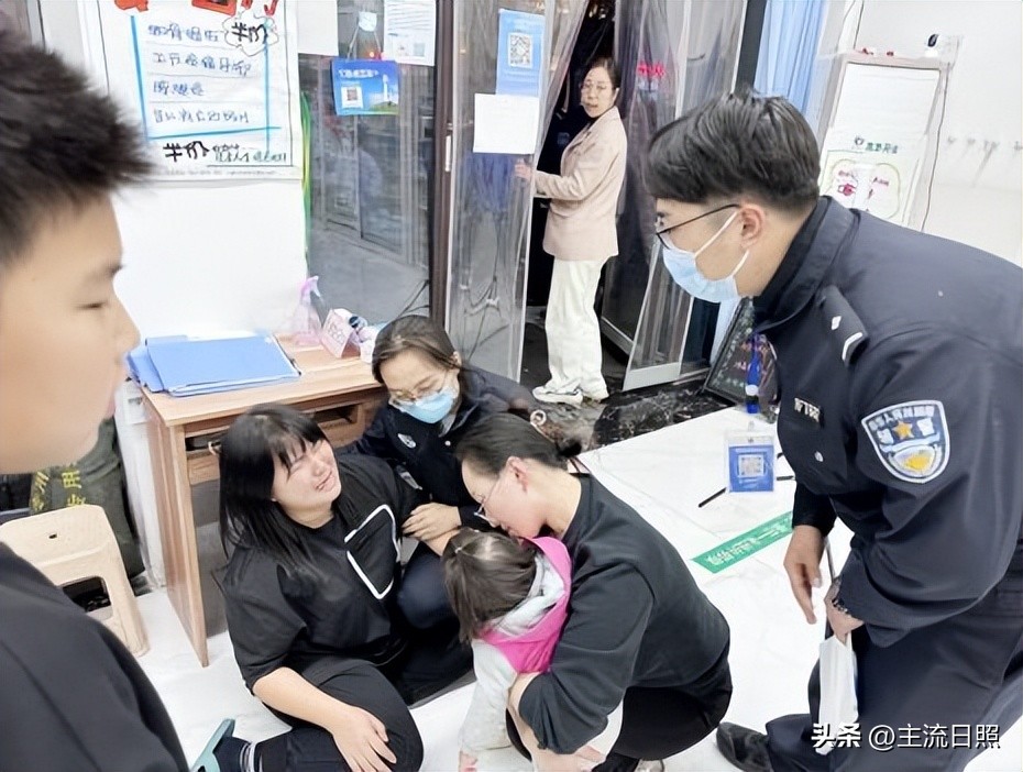 儿童意外摔伤民警争分夺秒护送,幼童突发昏厥民警火速救援