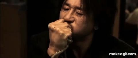 男子吞咽困难狂吐，医生检查吓呆：章鱼卡在体内，触手堵死食道！