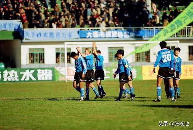 25年前今天大连万达主场移师普兰店，还记得当时盛况+出场球员吗