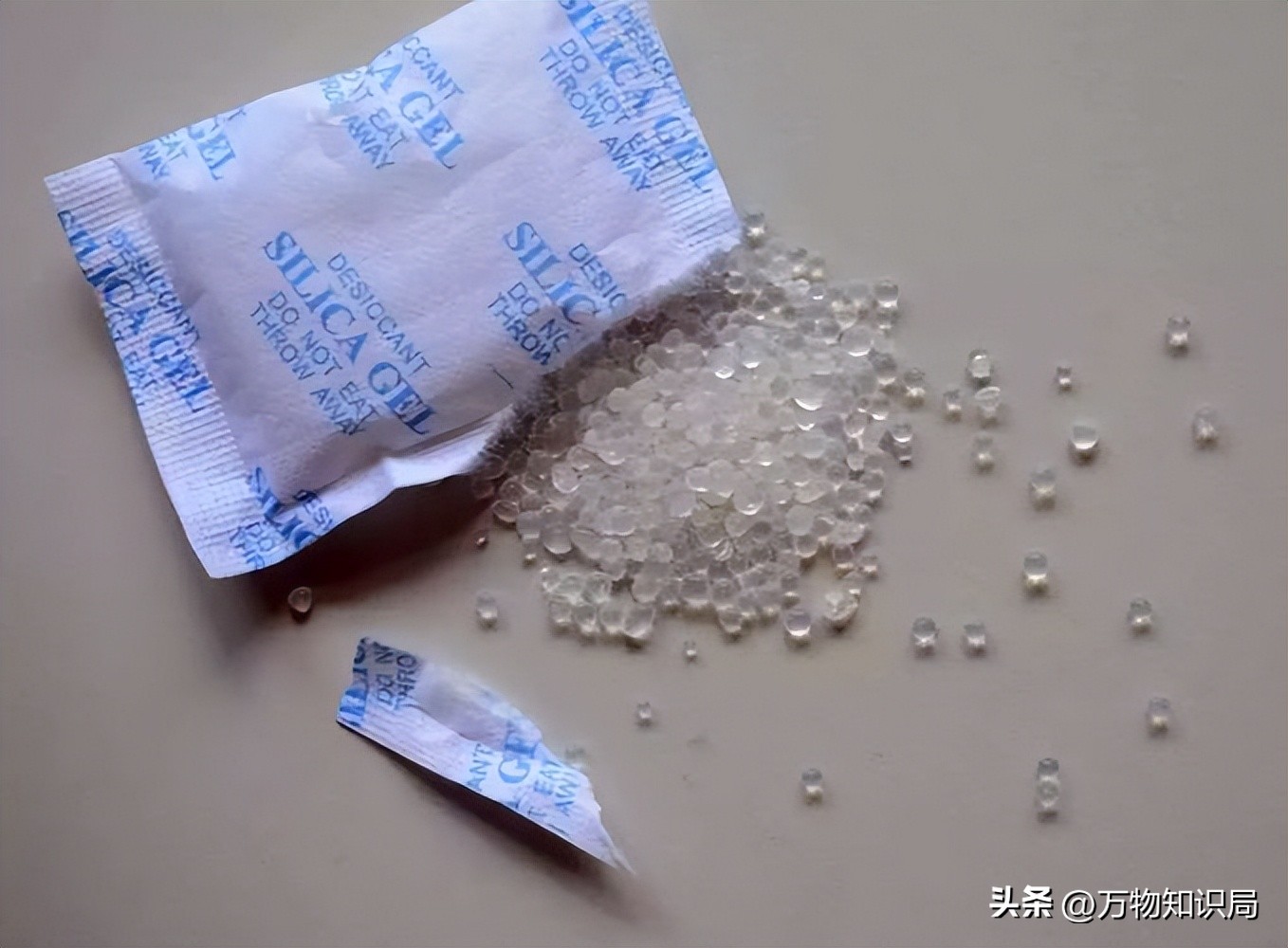 8岁男孩眼球融化荧光棒,小孩眼珠熔化视频