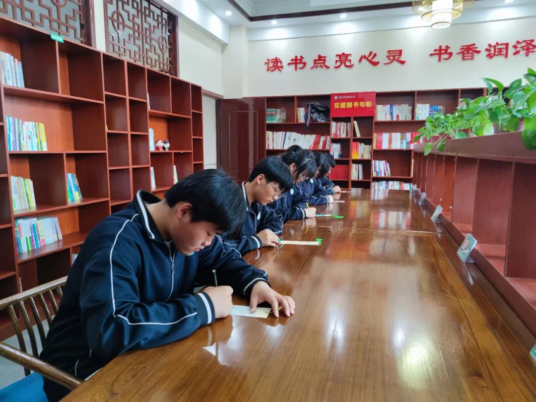 鹤壁市鹤山高中开展手绘“绿书签”活动