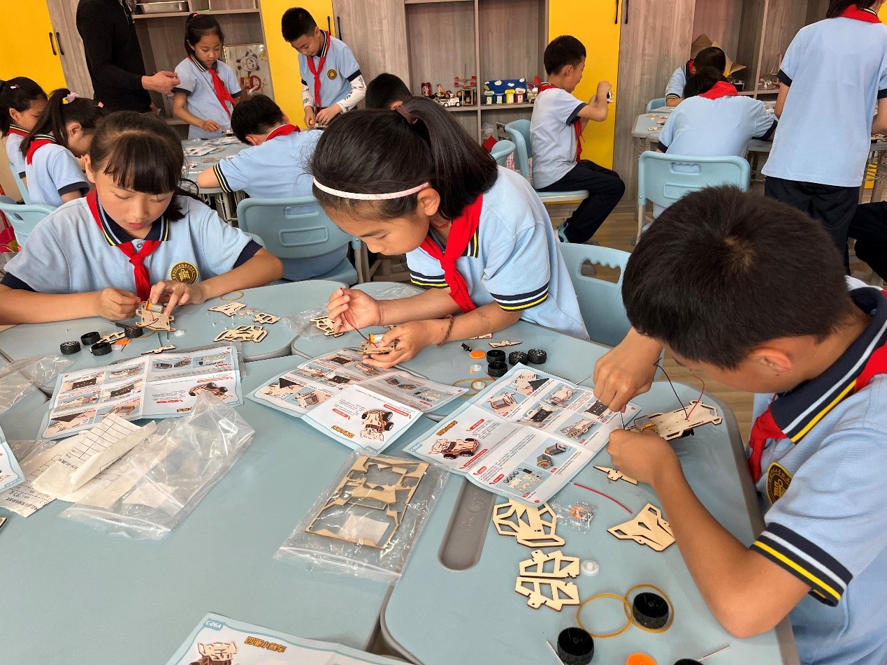 科普活动进校园点亮孩子科学梦,科普知识进校园科技体验零距离