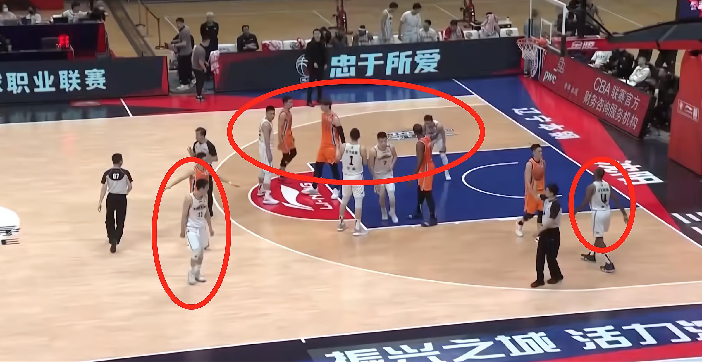 李春江提前猜到杨鸣的绝杀战术，指挥刘铮机智走位断掉赵继伟运球
