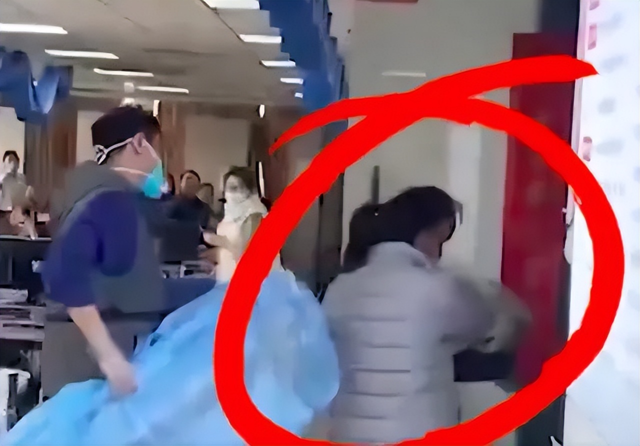 玉林一孕妇上厕所时，突然生了！孩子被卡蹲便器......