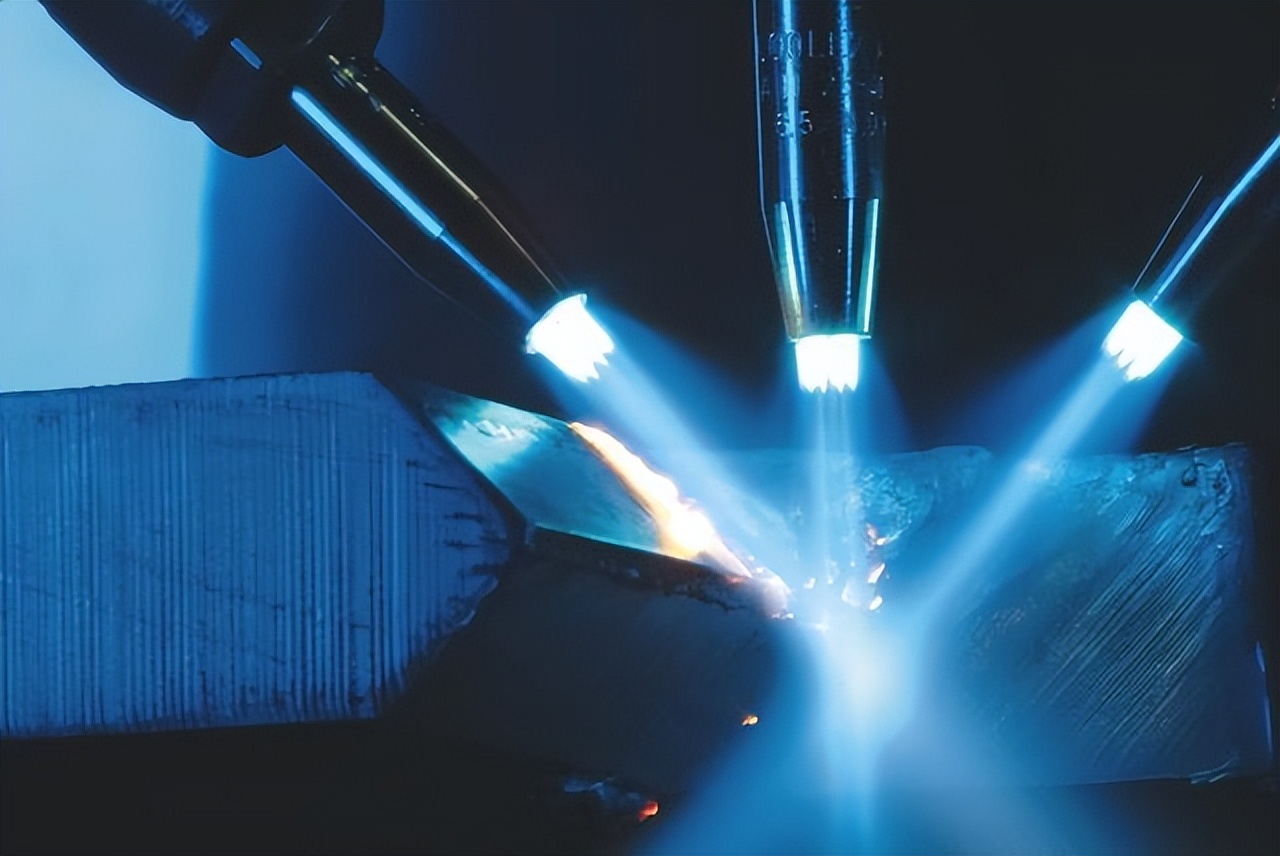 均匀磁化等离子体的碰撞反应