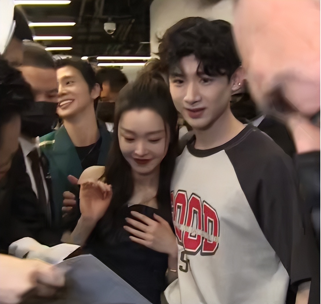 白敬亭穿白色背心抱宋轶,白敬亭宋轶穿同款衣服秀恩爱