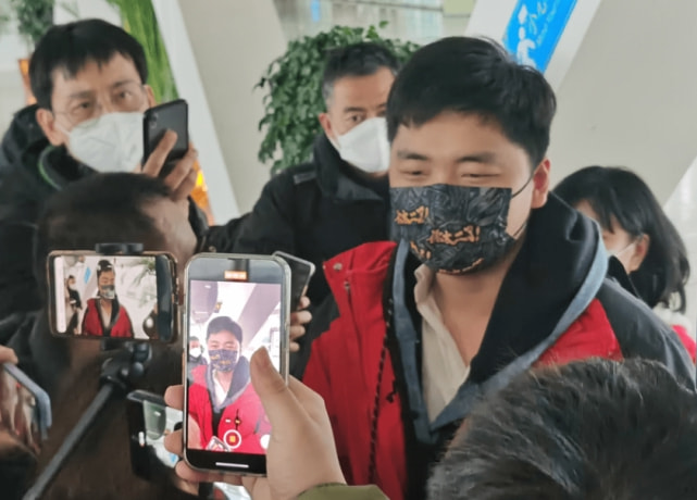 张洋洋终于露出庐山真面目，摘下口罩撞脸黄轩，网友：缺女友吗？