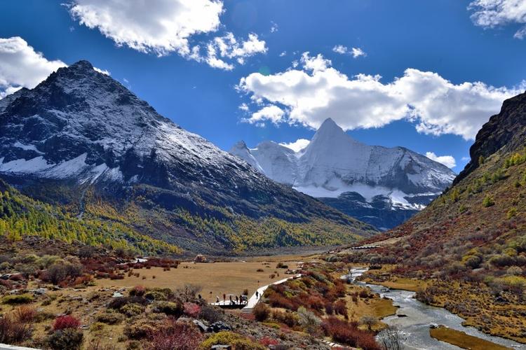 成都租车到稻城亚丁需要多少费用,成都租车去稻城亚丁需要走高速吗