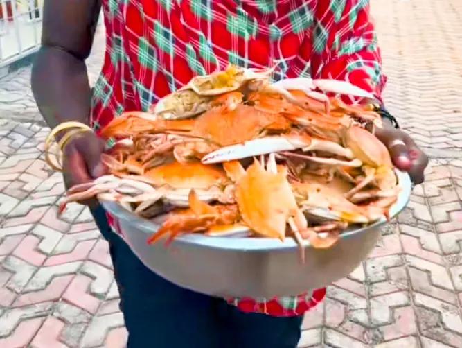 中国老板和非洲保镖去买螃蟹，1大盆螃蟹才23元，味道太好了