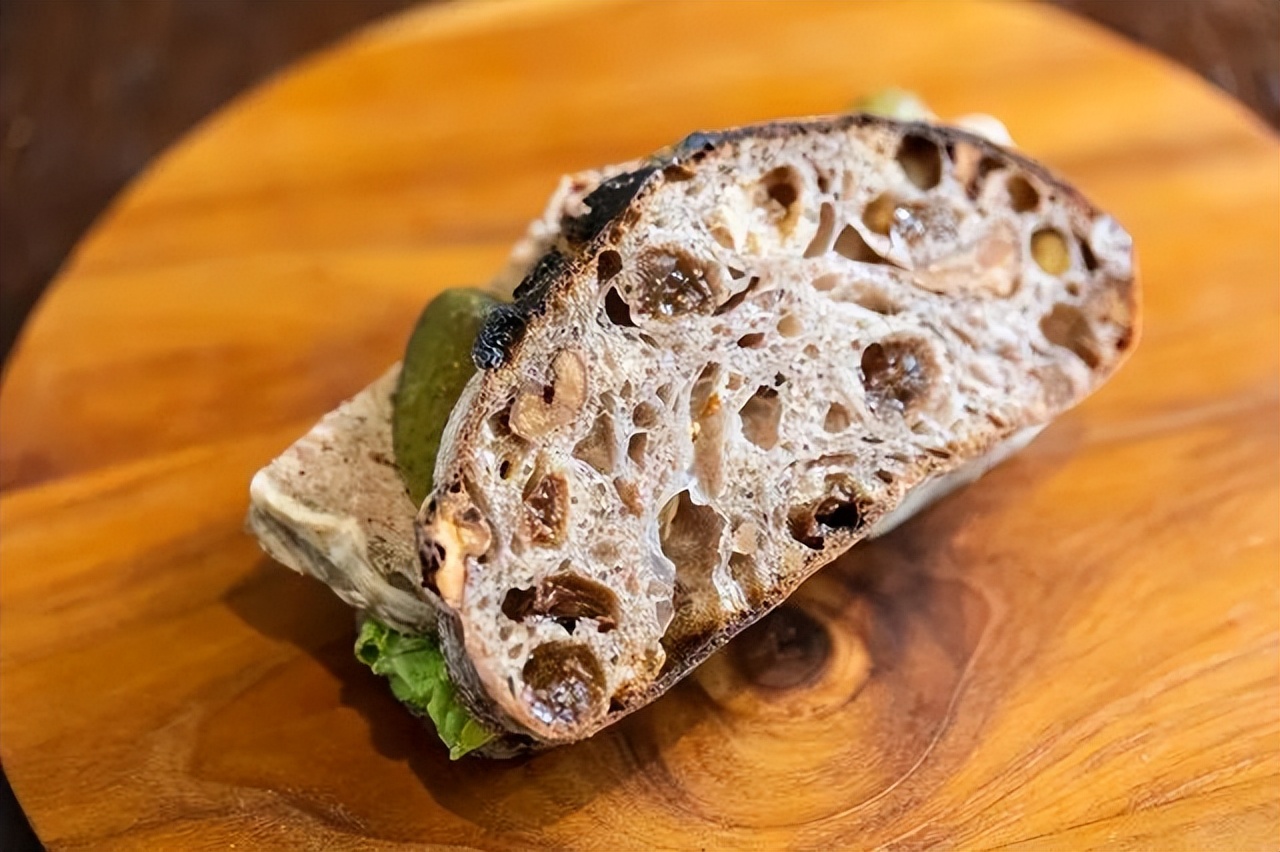 东京这位「面粉刺客」！每日使用15种面粉，混合制作40款面包