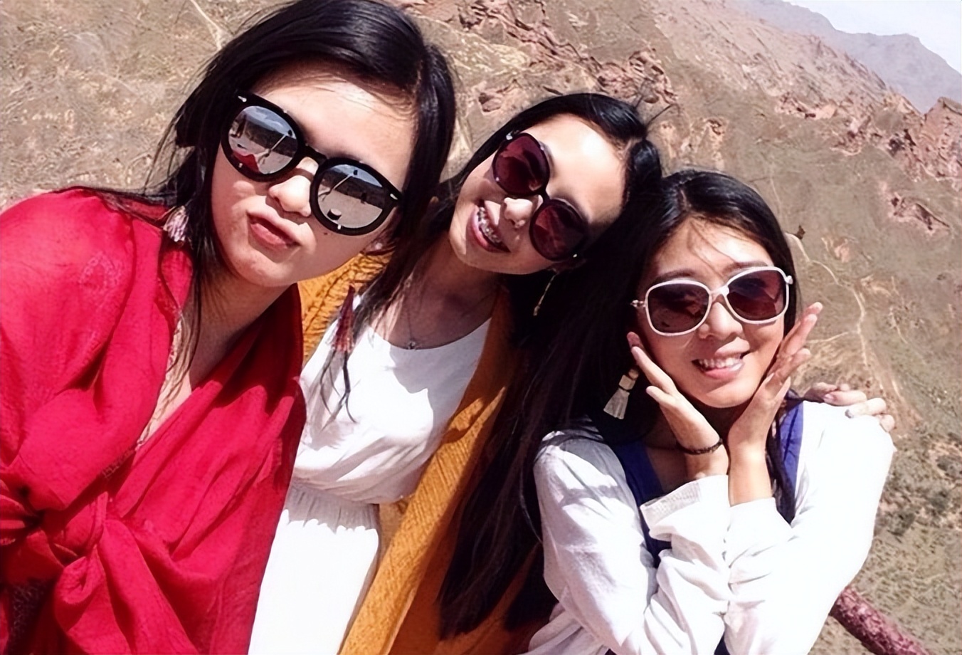 四川3人组团到青岛旅游，点8菜花380块，看到菜品他们偷笑:真实惠