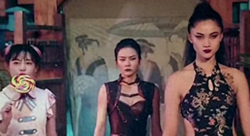 胸罩*点露**，花式泳衣，这些辣眼睛的操作，导演肚子里没一点墨水吗