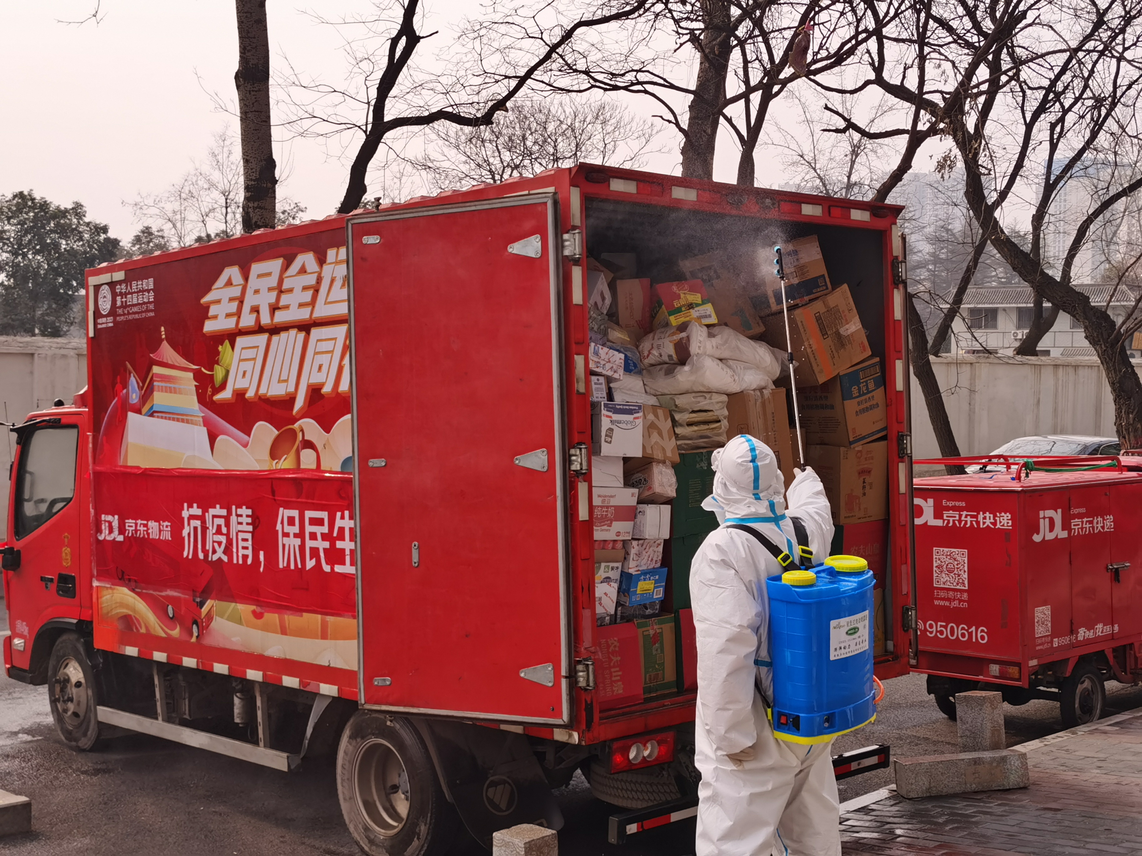 西安有序推动“重启”京东小哥化身“大白”无接触配送