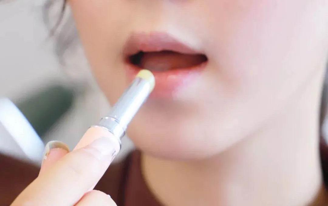 提亮唇部补水润唇膏,dhc保湿润唇膏