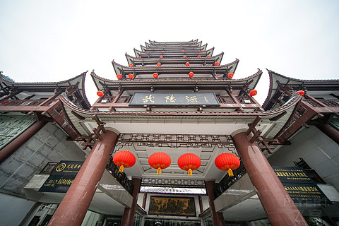 飞雪迎春山花烂漫,飞雪迎春绽玉蕊