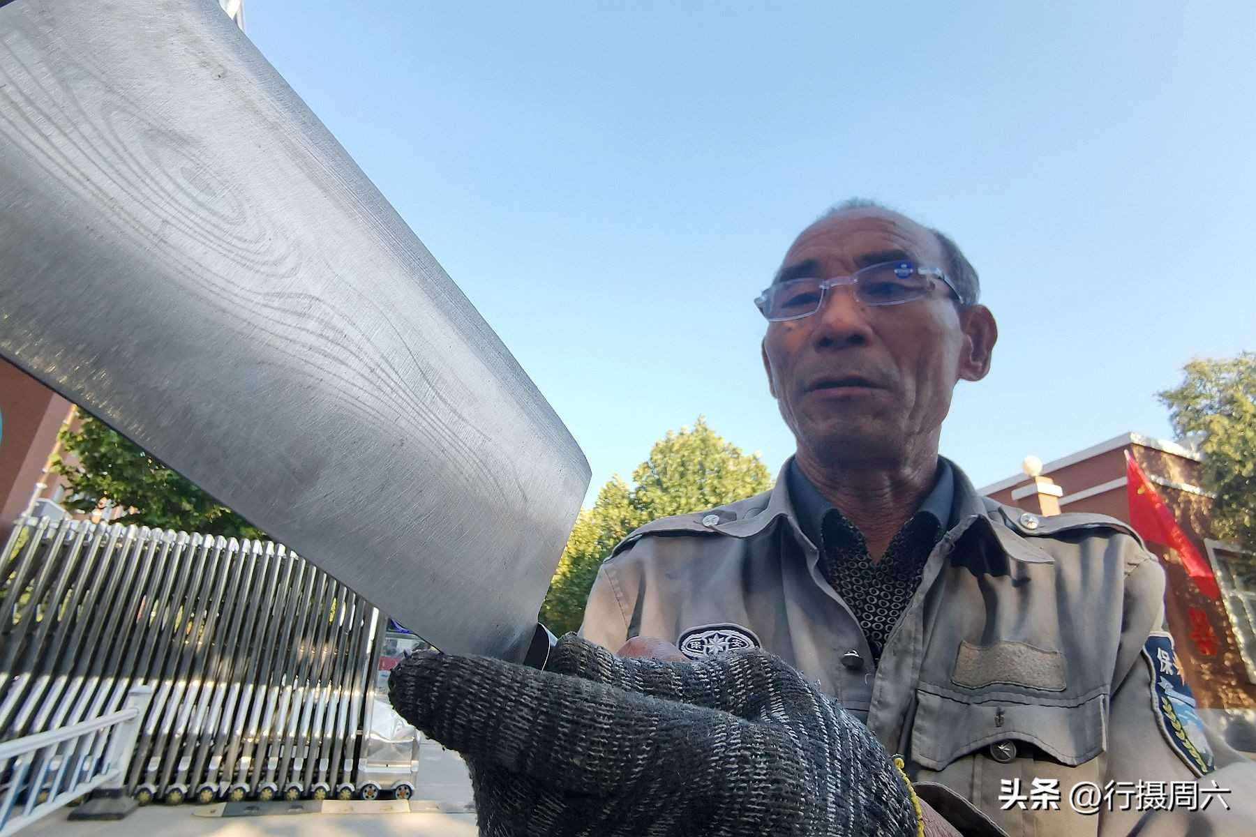 68岁老人街头磨菜刀,78岁磨刀老人的真实生活