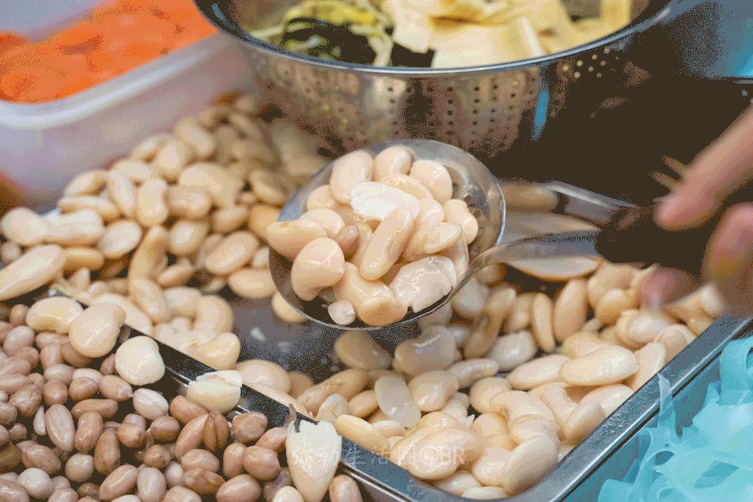 红河州有个“凉菜西施”，4㎡的小摊火了15年，一个月能卖10吨菜