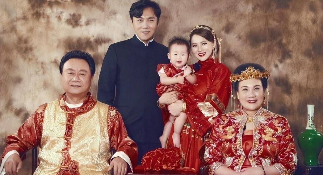 才女伊能静，童年坎坷：被父抛弃、“狗链”栓脖又被逼吃“狗粮”