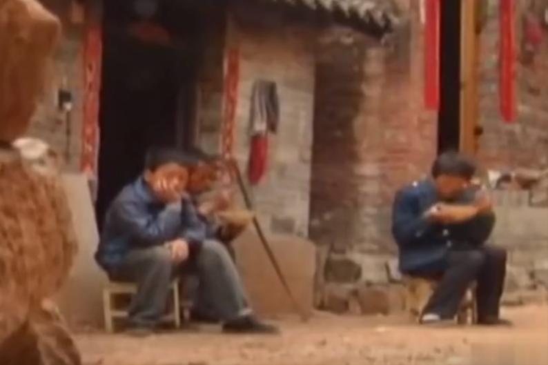 村民深夜进老宅背后突现诡异人影,村民家中惊现诡异黑影